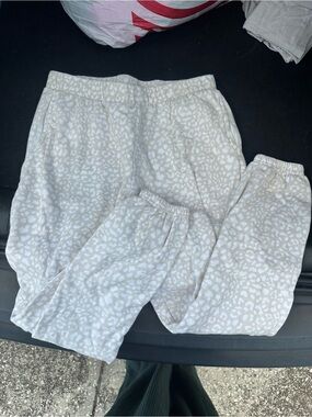 Colsie Beige and White Leopard-Pattern Lounge Pants
